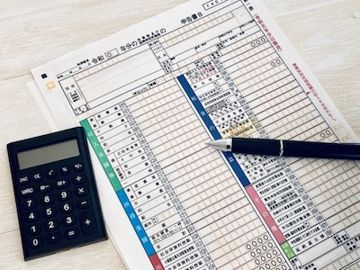 電卓と確定申告書類