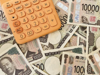 グラフを指差して説明するコンサルタント